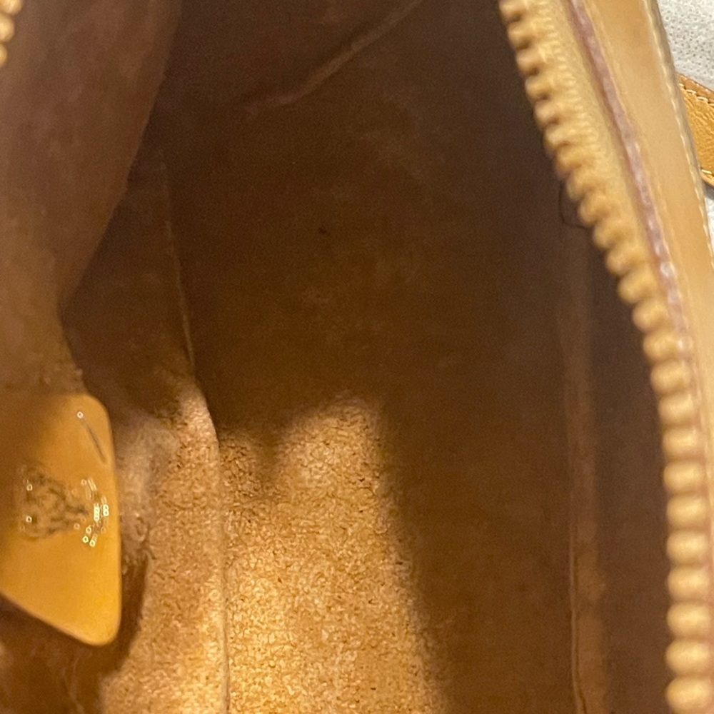 Gucci Vintage 1970’s-1980’s C monogram Call outs are peeling on inside and strap - Picture 12 of 14